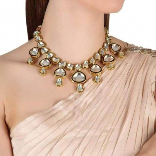 Uncut Big Triangle With Medium Drop Filled With Green Meena
